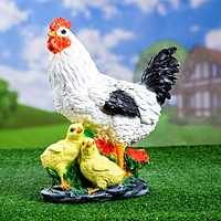 Садовая фигура "Белая курица с цыплятами"