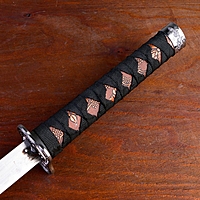 Сувенирное оружие «Катаны на подставке», коричневые ножны с цветочным узором