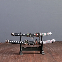 Сувенирное оружие «Катаны на подставке», металлические вставки с камнями на ножнах, микс