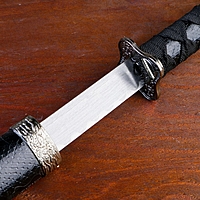 Сувенирное оружие «Катана на подставке», чёрные ножны под змеиную кожу