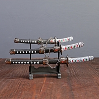 Сувенирное оружие «Катаны на подставке», коричневые ножны, подвес в виде металлической цепи