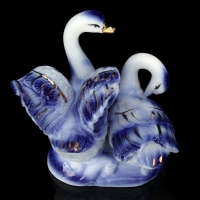 Сувенир под фарфор "2 лебедя с цветком", бело - синие