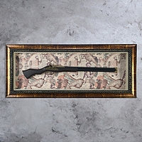 Сувенирное изделие панно с ружьем на карте мира, рама под патину