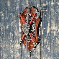 Сувенирное оружие «Геральдика на планшете» с изображением льва, меч и два топора