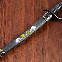 Сувенирное оружие «Катана на подставке», чёрные ножны с бело-золотым узором, красные кисти на рукоятке