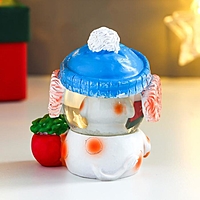 Сувенир полистоун водяной шар "Бычок в вязанной шапке с наушниками" d=4,5 см