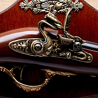 Сувенирное оружие на планшете «Мушкетон» с резными элементами, на рукоятке — знак «север»