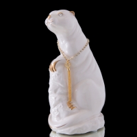 Сувенир "Белая дикая кошка с ниткой из страз"