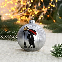 Ёлочный шар d-8 см "Поцелуй  под зонтом"