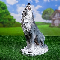 Садовая фигура "Воющий волк" серая, белый хвост