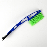 Щетка со скребком для удаления снега и льда Oktan, цвет микс, 420 мм