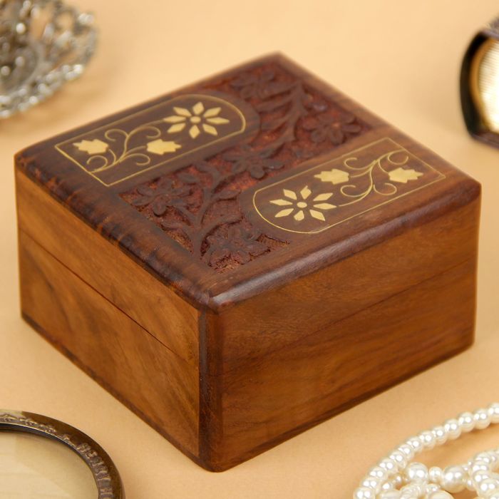Шкатулка из дерева. Шкатулка из дерева велюр красный. Золотистая шкатулка. Деревянная шкатулка это. Резьба шкатулок из дерева.