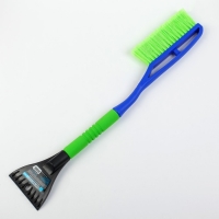 Щетка со скребком для удаления снега и льда "Oktan", зеленая, 635 мм