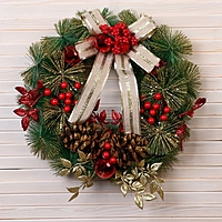 Венок новогодний d- 37 см "Уютная сказка" бант в золотую полоску листья на веточках