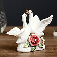 Сувенир "Два белых лебедя у цветка" со стразой