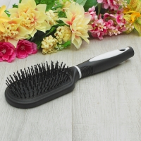 Расчёска массажная, овальная, цвет чёрный/белый